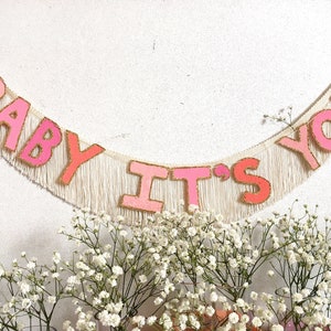 Baby It's You FUN CULT-banner met franje | muurhangende banner, banner feestbanner, feestbord, babyshowerbanner, banner verlovingsfeest