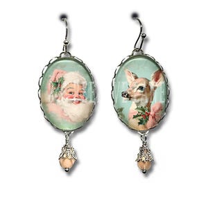 Pendientes navideños de inspiración vintage con diseño asimétrico de Papá Noel y renos.