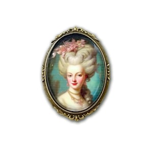 Broche Badge Marie-Antoinette, Métal Et Résine Dorée, Fermoir Papillon, 23 Mm De Diamètre