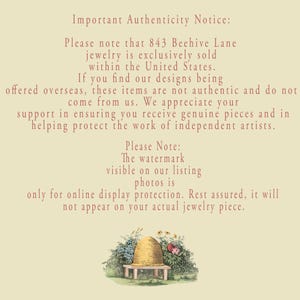 Puede incluir: Fondo color crema con texto sobre la autenticidad de las joyas 843 Beehive Lane, vendidas exclusivamente en Estados Unidos. Una ilustraci&oacute;n decorativa de una colmena y flores se encuentra en la parte inferior.