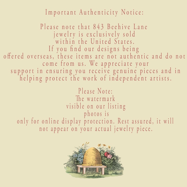 Puede incluir: Fondo color crema con texto sobre la autenticidad de las joyas 843 Beehive Lane, vendidas exclusivamente en Estados Unidos. Una ilustraci&oacute;n decorativa de una colmena y flores se encuentra en la parte inferior.