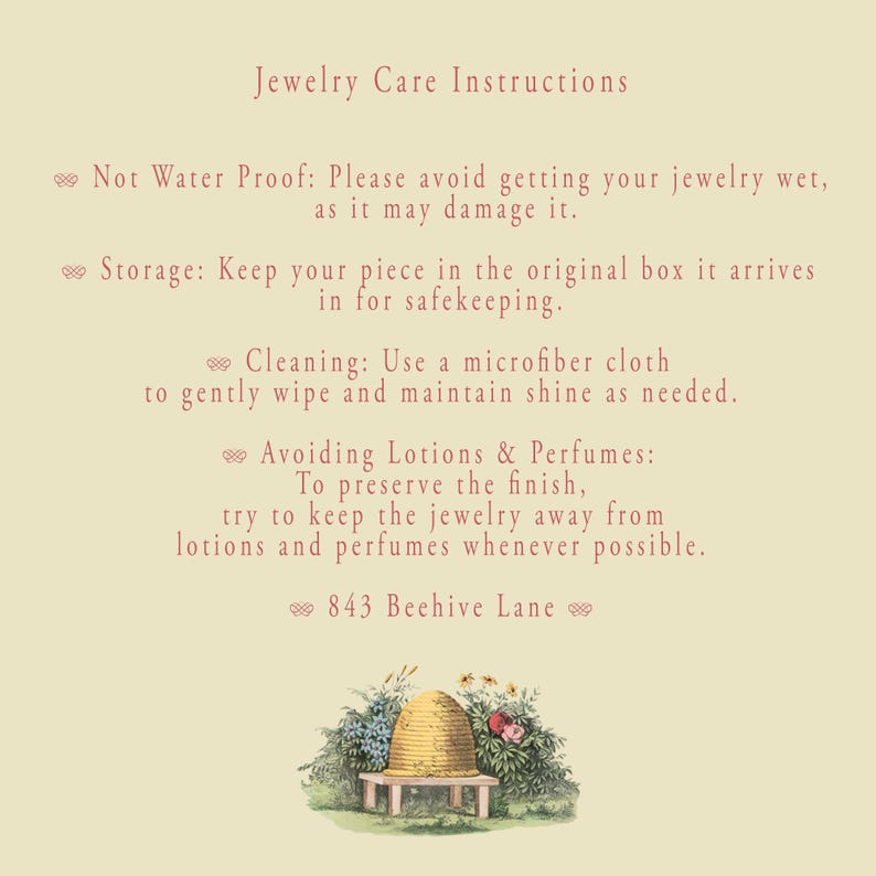 Puede incluir: Tarjeta color crema con instrucciones de cuidado de joyas en texto burdeos. El texto incluye consejos sobre c&oacute;mo evitar el agua, el almacenamiento adecuado, la limpieza con un pa&ntilde;o de microfibra y evitar lociones y perfumes. Una ilustraci&oacute;n decorativa de una colmena y flores en la parte inferior.