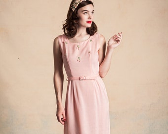 Vintage 1950s pink summer dress / flower appliqués / linen texture / matching belt / size S