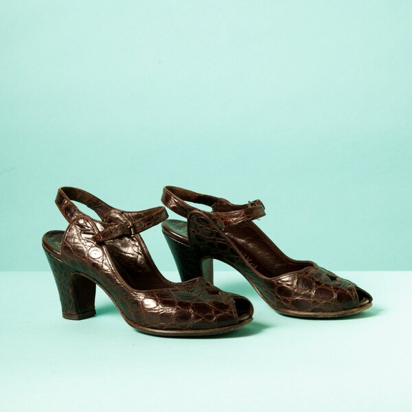 RESERVED for Debbie // Vintage 1940s brown pumps / genuine alligator / Palizzio / peep toes / cut outs / scalloped / pin-up
