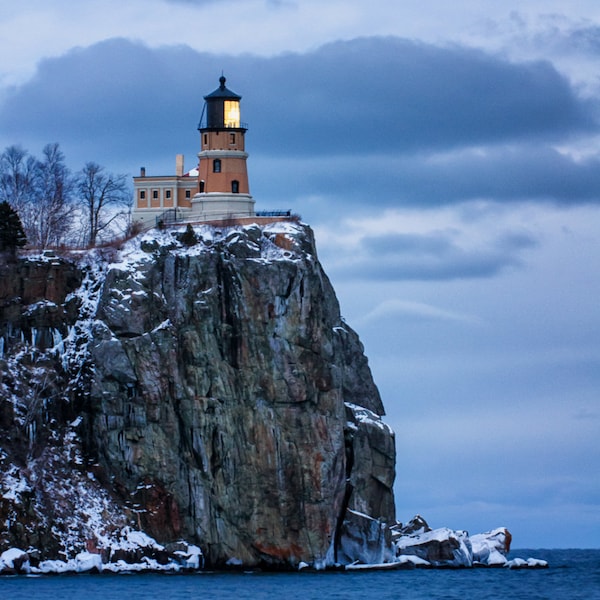 Faro de Split Rock, costa norte del Lago Superior, fotografía de naturaleza, impresión artística, noche de invierno, cielo azul, cielo nocturno, Minnesota