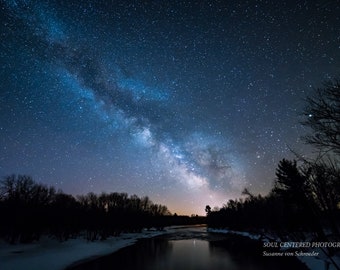 Photographie astro, voie lactée, nuit étoilée, impression d'art, bleu foncé, rivière, silhouette d'arbre, magique, univers, ciel nocturne, Wisconsin