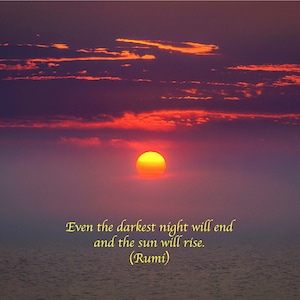 Puede incluir: Una puesta de sol sobre el oc&eacute;ano con el sol poni&eacute;ndose detr&aacute;s de las nubes. La cita "Incluso la noche m&aacute;s oscura terminar&aacute; y el sol saldr&aacute;. (Rumi)" est&aacute; escrita en amarillo en la parte inferior de la imagen.