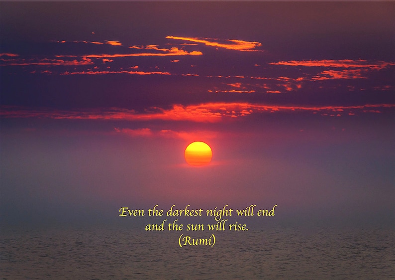 Puede incluir: Una puesta de sol sobre el oc&eacute;ano con el sol poni&eacute;ndose detr&aacute;s de las nubes. La cita "Incluso la noche m&aacute;s oscura terminar&aacute; y el sol saldr&aacute;. (Rumi)" est&aacute; escrita en amarillo en la parte inferior de la imagen.