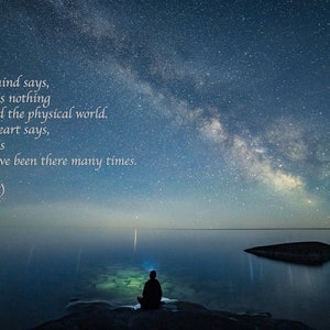 Puede incluir: Una silueta de una persona sentada en una roca mirando un cuerpo de agua con un cielo nocturno estrellado arriba. La V&iacute;a L&aacute;ctea es visible en el cielo. La cita "The mind says, there is nothing beyond the physical world. The heart says, there is and I've been there many times. (Rumi)" est&aacute; escrita en la esquina superior izquierda de la imagen.