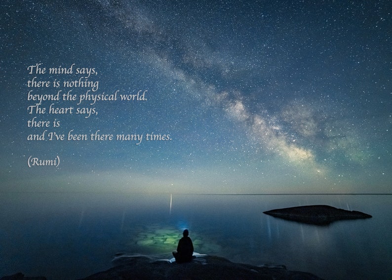Puede incluir: Una silueta de una persona sentada en una roca mirando un cuerpo de agua con un cielo nocturno estrellado arriba. La V&iacute;a L&aacute;ctea es visible en el cielo. La cita "The mind says, there is nothing beyond the physical world. The heart says, there is and I've been there many times. (Rumi)" est&aacute; escrita en la esquina superior izquierda de la imagen.