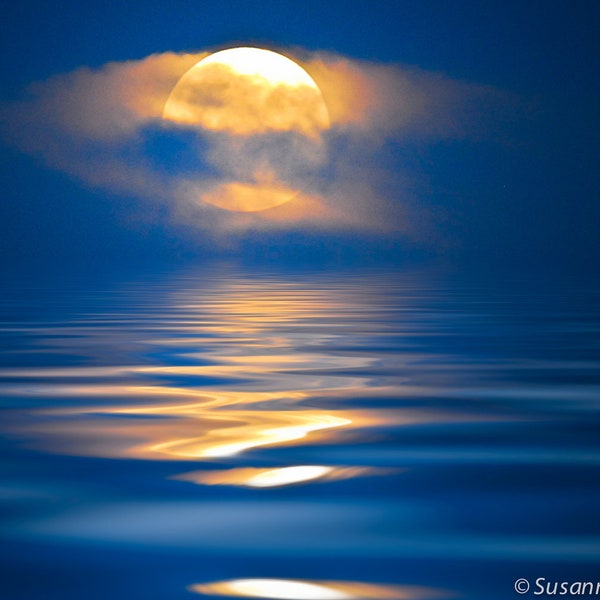 Lune bleue, photographie de nature, lever de lune, ciel nocturne, impression d'art, eau, lac, bleu marine, jaune, serein, magique, reflet, décoration d'intérieur