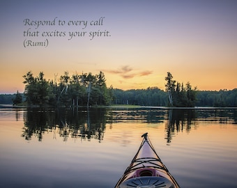 Citation de Rumi, poésie inspirante, carte de voeux, kayak, lac, couleurs du coucher de soleil, paisible, serein, aventure, art de la guérison, photographie de nature