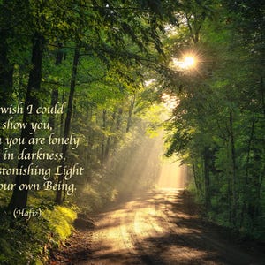 Puede incluir: Una cita de Hafiz sobre encontrar la luz dentro de ti mismo, con el tel&oacute;n de fondo de un camino de bosque soleado.