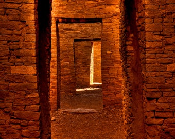 Chaco Canyon, Nouveau-Mexique, carte photo, chemins de porte, photographie de voyage, couleur terre, voyage spirituel, portail, mystique, espace sacré, passage