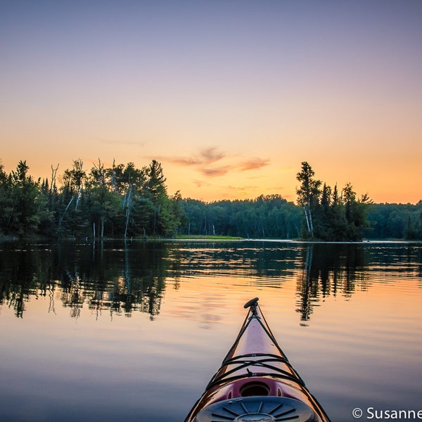 Fotografía de la naturaleza, colores del atardecer, kayak, noche de verano, impresión de bellas artes, azul anaranjado suave, serenidad, agua, lago, Wisconsin, decoración de cabaña