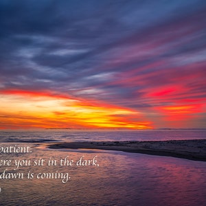 Puede incluir: Una puesta de sol colorida sobre una masa de agua con una cita de Rumi: "S&eacute; paciente. Donde te sientas en la oscuridad, la aurora est&aacute; llegando."