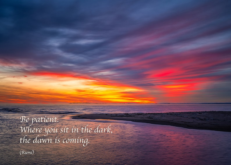 Puede incluir: Una puesta de sol colorida sobre una masa de agua con una cita de Rumi: "S&eacute; paciente. Donde te sientas en la oscuridad, la aurora est&aacute; llegando."