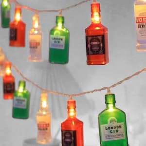 Könnte beinhalten: Lichterkette mit Miniatur-Glühbirnen in Flaschenform. Die Flaschen sind klar, grün und rot mit Etiketten, auf denen "London Gin" und "Vodka Red" steht.