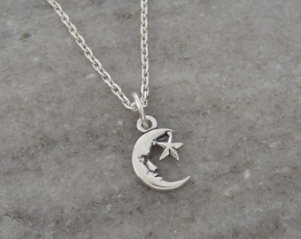 Tiny Crescent Moon en Star Ketting - Kleine Maan met een Gezicht Charme - Minimale sieraden - 925 Sterling Zilveren Ketting - Hemelse ketting