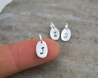 Fügen Sie einen personalisierten ovalen Initialen-Charm, einen Buchstaben-Charm – handgestempelten Charm – 925er Sterlingsilber – kleine Alphabet-Charms hinzu