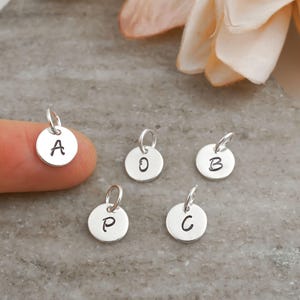 Breloque initiale en argent sterling - Pendentif lettre rond personnalisé de 8 mm, estampé à la main