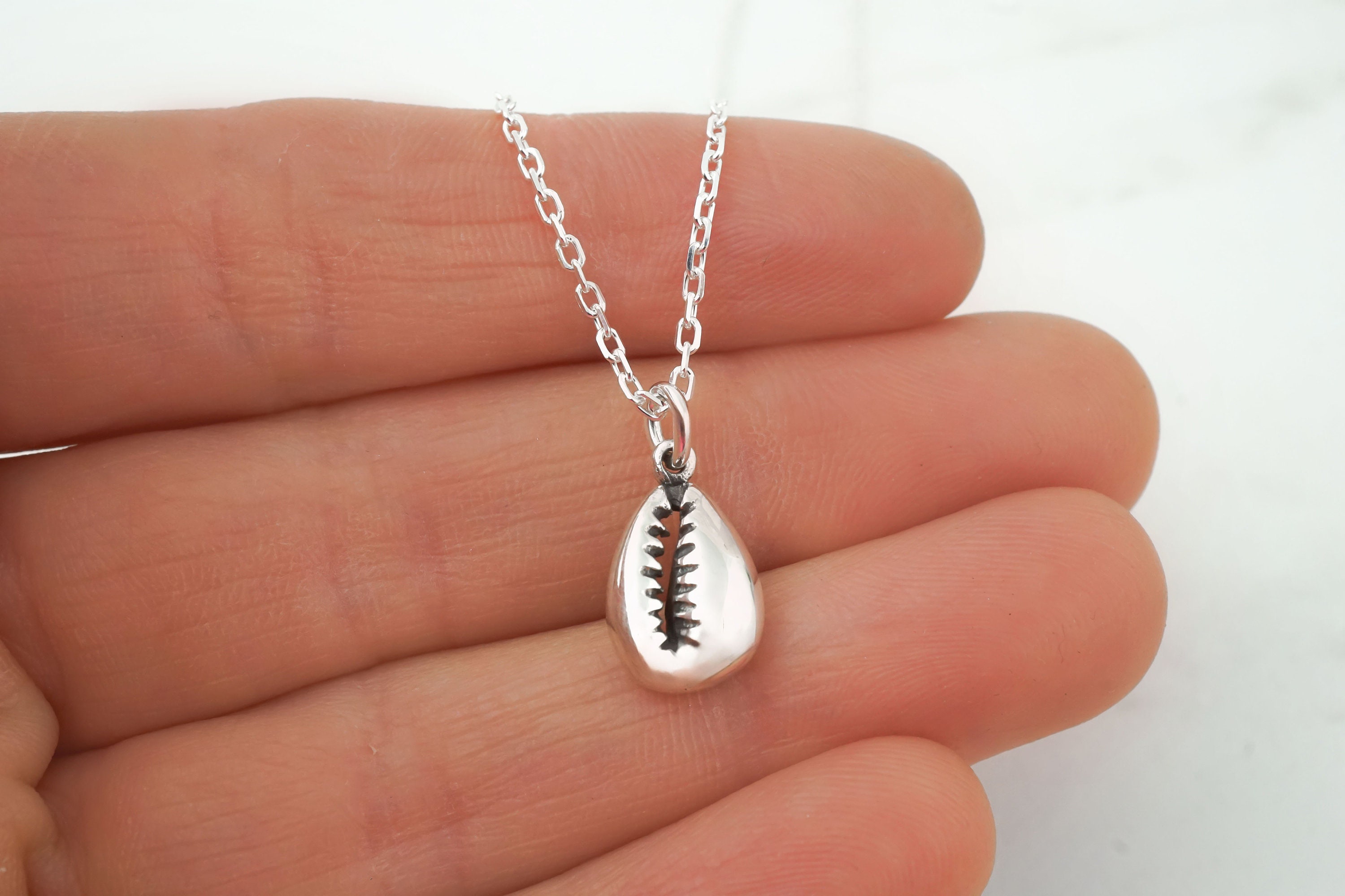 ネックレス・チョーカー Shell Necklace (Silver) Amazon.com: Claddagh Gold Polished 925 Sterling Silver Sea