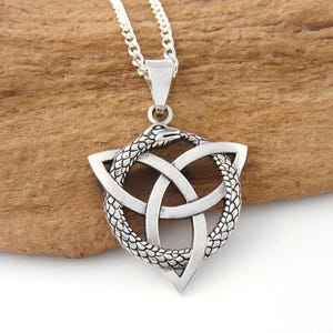 Peut inclure: Un collier pendentif argenté avec un motif de nœud celtique et un serpent qui l'entoure. Le pendentif triangulaire présente un serpent texturé et une chaîne argentée.