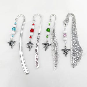 Marcador con dije de caduceo para profesionales médicos: regalos para enfermeras, higienistas dentales, asistentes dentales (BSN, NP, RN).