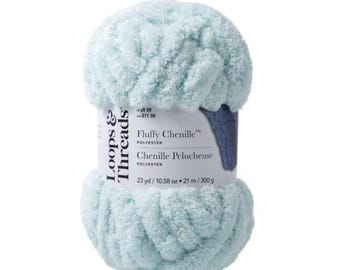 Hilo Chenille™ azul pálido y esponjoso de Loops & Threads®