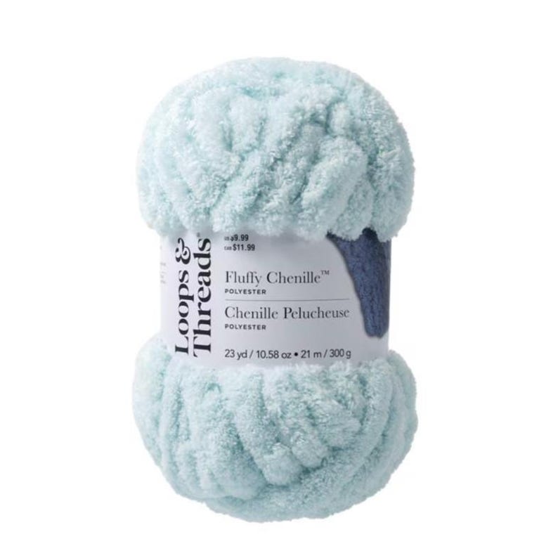 Może przedstawiać: Kłębek jasnoniebieskiej przędzy poliestrowej Fluffy Chenille Loops & Threads. Etykieta wskazuje 21 m / 300g. Przędza ma miękką, puszystą teksturę, idealną do projekt&oacute;w dziewiarskich i szydełkowych.