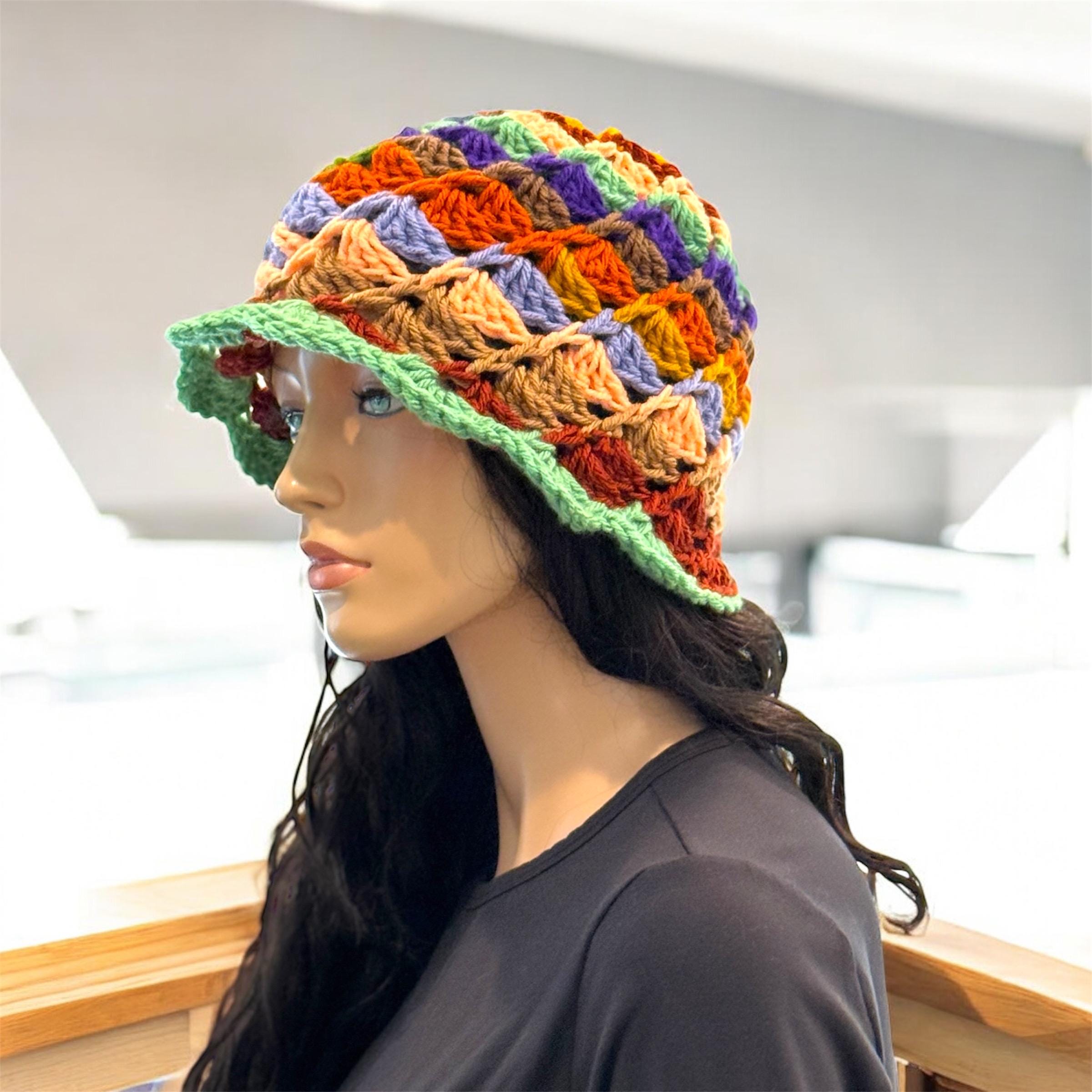 1920年代のクロシェ編みのサンハット：マルチカラーのアクリル製