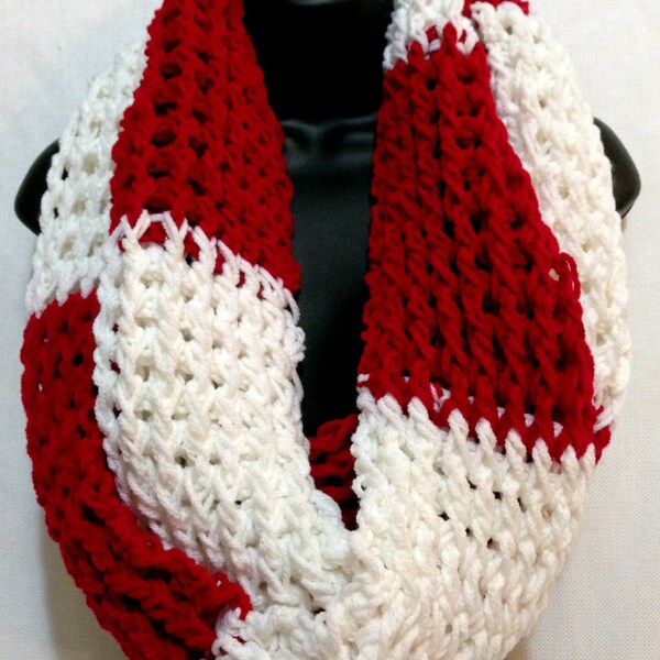 Valentine's Infinity Crochet Scarf. Unisex  Chunky Infinity Scarf. Round/ Circle Crochet Scarf