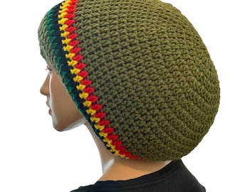 Puede incluir: Gorro de ganchillo verde oliva con un ribete a rayas en rojo, amarillo y verde. El sombrero se muestra en una cabeza de maniquí. Un accesorio cómodo y elegante.