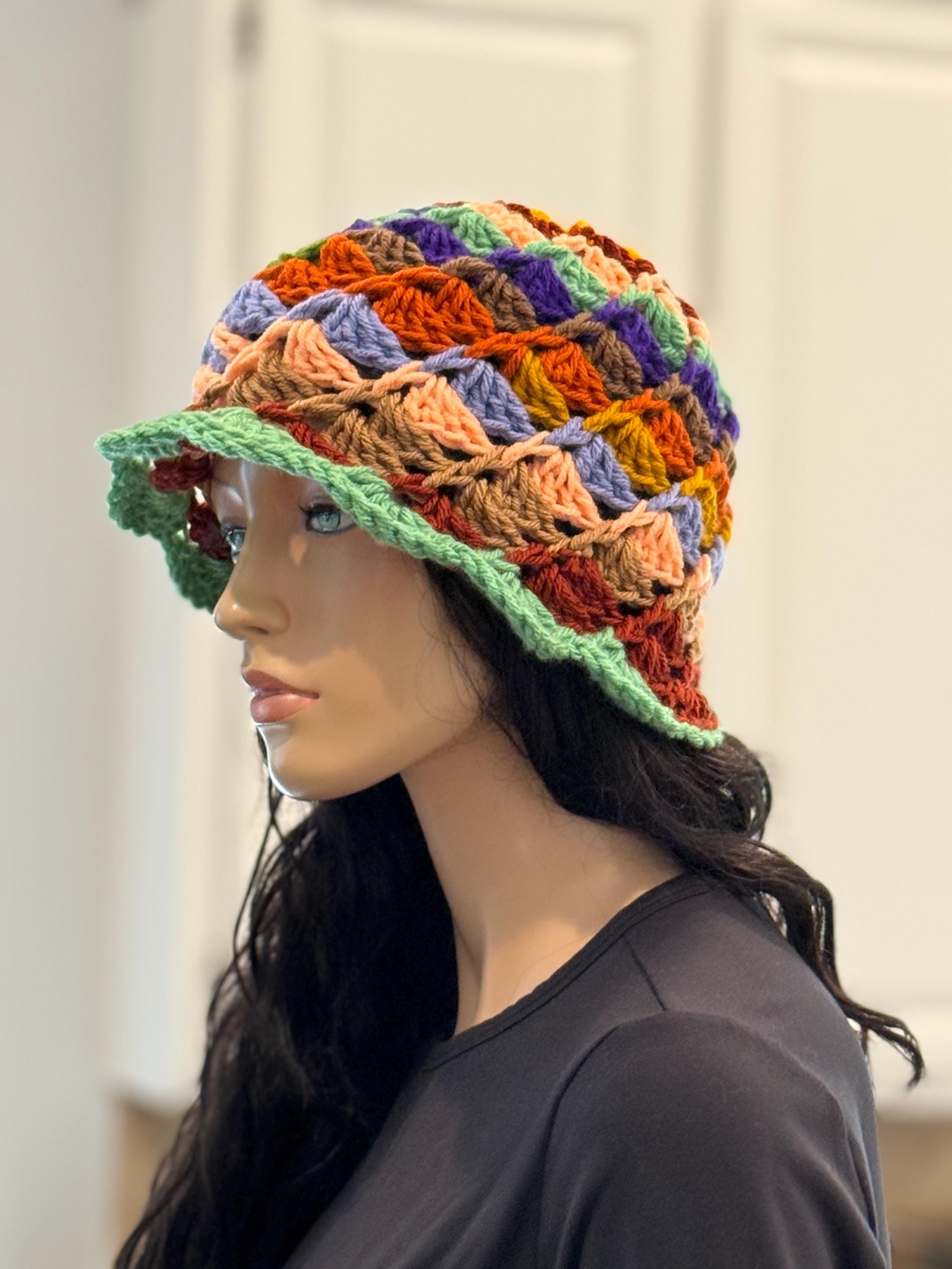 1920年代のクロシェ編みのサンハット：マルチカラーのアクリル製