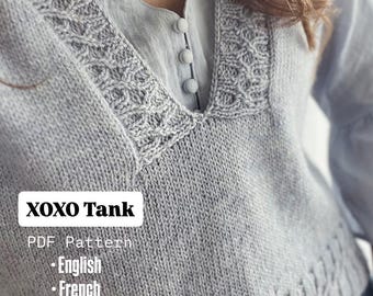 Può includere: Un top senza maniche XOXO lavorato a maglia grigio chiaro con scollo a V e dettagli decorativi intorno allo scollo. Il top senza maniche fa parte di un modello PDF, con il testo "English" e "French" visibili. È visibile anche il marchio "Katy Tricot Knits".