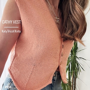 Puede incluir: Un chaleco de punto color melocotón con cuello en V y cierre de botones. El chaleco, etiquetado como "Cathy Vest" por Katy Tricot Knits, es sin mangas y tiene una forma ligeramente acampanada. La imagen también incluye el texto "PDF pattern".
