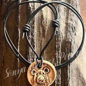 Handgemachte Steinzeug Keramik gestempelten Bären Anhänger auf Lederband