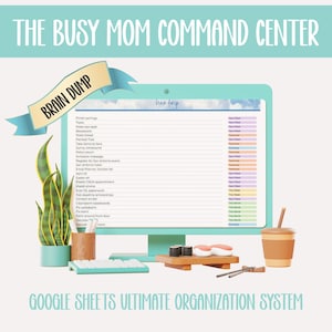 Op de afbeelding: Digitale illustratie van een computerscherm met een takenlijst, met de tekst "The Busy Mom Command Center" en "Brain Dump". Een toetsenbord, sushi en een koffiekopje staan voor het scherm. De tekst "Google Sheets Ultimate Organization System" staat onderaan.