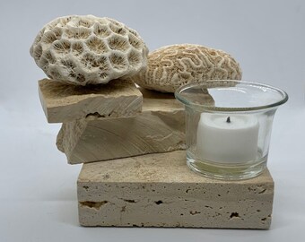 Vela votiva de té con concha de coral fósil y piedra