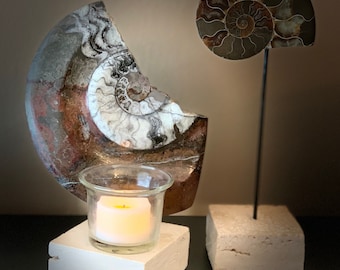 Vela votiva de té de amonita fósil y piedra.