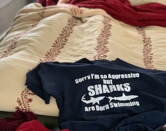 Lo siento, soy tan agresivo, pero los tiburones nacen nadando: una camiseta exclusiva de HyperArtist_brand. Fabricada en EE. UU. por American Apparel.