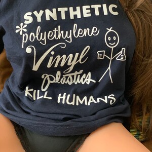 Plastiques synthétiques en polyéthylène et vinyle KILL HUMANS - un t-shirt unisexe personnalisé HyperArtist_brand. Fabriqué aux États-Unis par American Apparel