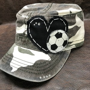 Fußball LOVE Camo Cadet Hut - Fußball Mama Bling Hut - personalisiere, anpassbare kurze Mütze