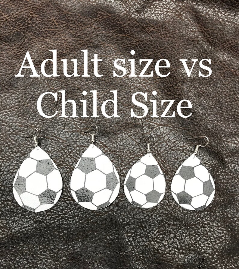Peut inclure: Gros plan sur quatre paires de boucles d'oreilles en forme de ballon de football. Les boucles d'oreilles sont de deux tailles, adulte et enfant. Les boucles d'oreilles pour adultes sont plus grandes que les boucles d'oreilles pour enfants.