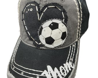 I Heart voetbal verdrietig hoed - voetbal moeder hoed - aanpasbare hoed - geweldig cadeau voor voetbal moeder coach oma - gepersonaliseerd voor teamspeler
