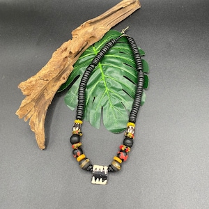 Collar de cuentas de vidrio reciclado Krobo: joyería africana de hueso batik kente