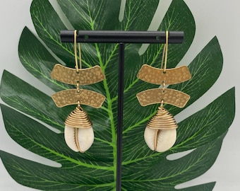Joyería afrocéntrica: pendientes de cauri con envoltura de alambre, pendientes afrocéntricos, pendientes africanos, pendientes étnicos