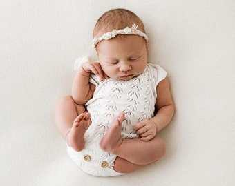 Conjunto para recién nacido, conjunto para niña, conjunto de punto para recién nacido, regalo para baby shower, conjunto para volver a casa, accesorio de fotografía, mono de punto blanco con flores.