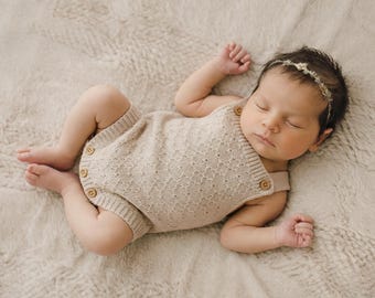 Pasgeboren outfit, outfit voor babymeisje, gebreide romper voor pasgeborenen, kraamcadeau, fotografieaccessoire, Fawn Aria gebreide romper