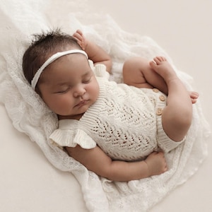 Newborn Outfit, Baby Girl Outfit, Knitted Newborn Outfit, Baby Shower Gift, Coming Home Outfit, Photography Prop, White Georgie Knit Rompers